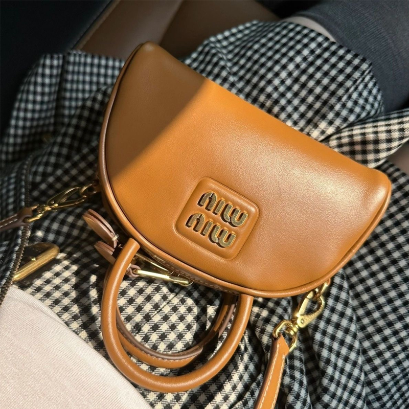 MIU MIU メタルロゴ取り外し調節可能ショルダーファスナー開閉レザーワンショルダー斜め掛けハンドバッグ