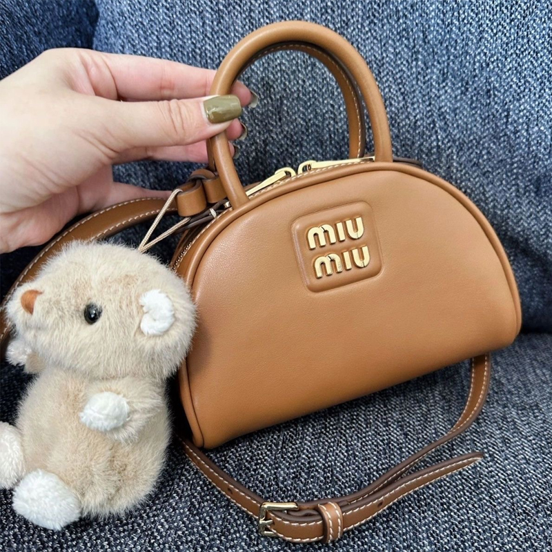 MIU MIU メタルロゴ取り外し調節可能ショルダーファスナー開閉レザーワンショルダー斜め掛けハンドバッグ