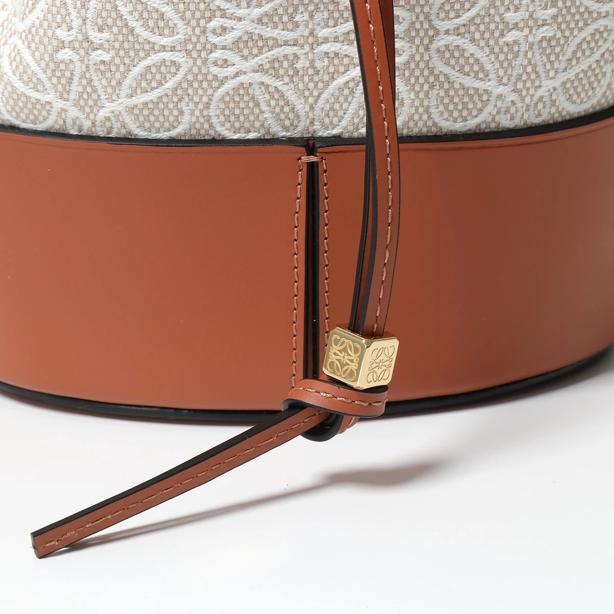 【2022年秋冬新作】LOEWE ロエベ ショルダーバッグ BALOON ANAGRAM S バルーンバッグ A710C31X41 レディース ハンドバッグ 巾着 レザー アナグラムジャガード 鞄 2426/ECRU/TAN