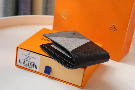 Louis Vuitton (ルイ・ヴィトン) 財布 11x9x2 cm