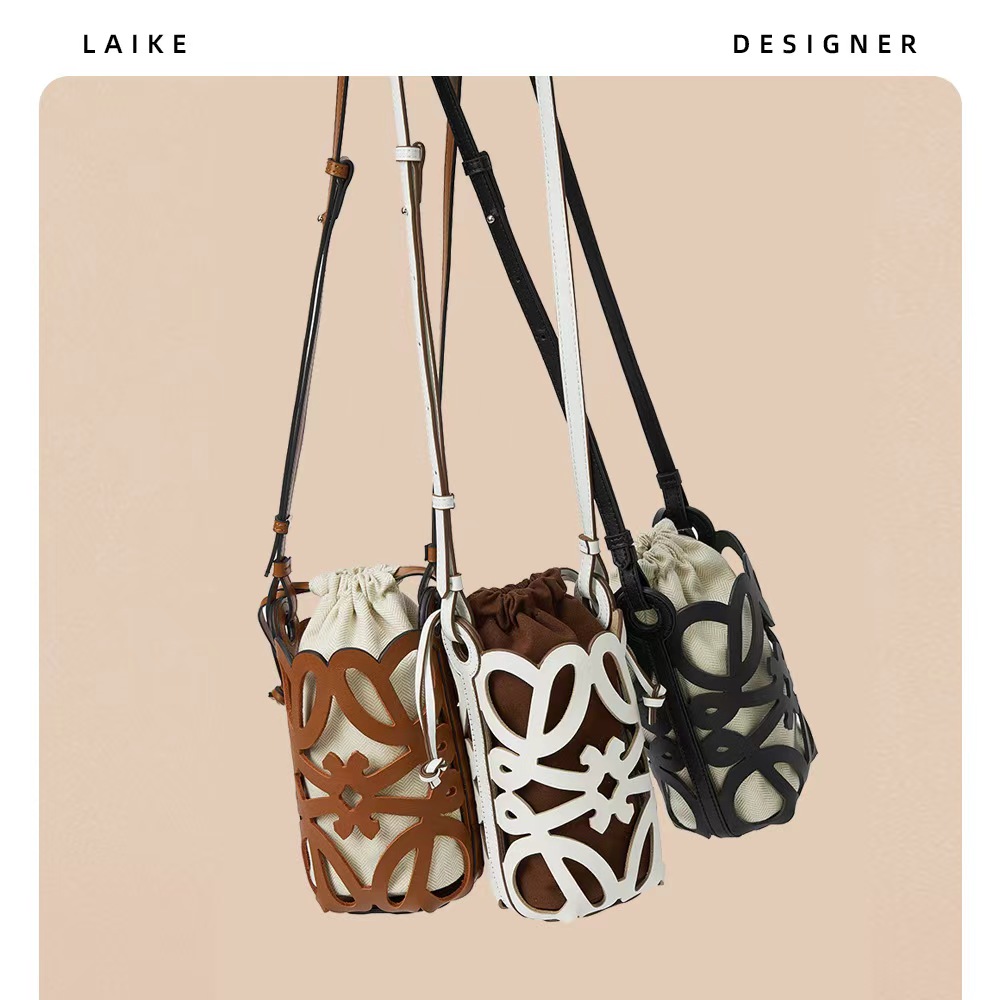 最旬LOEWE アナグラムカットアウト ポケット