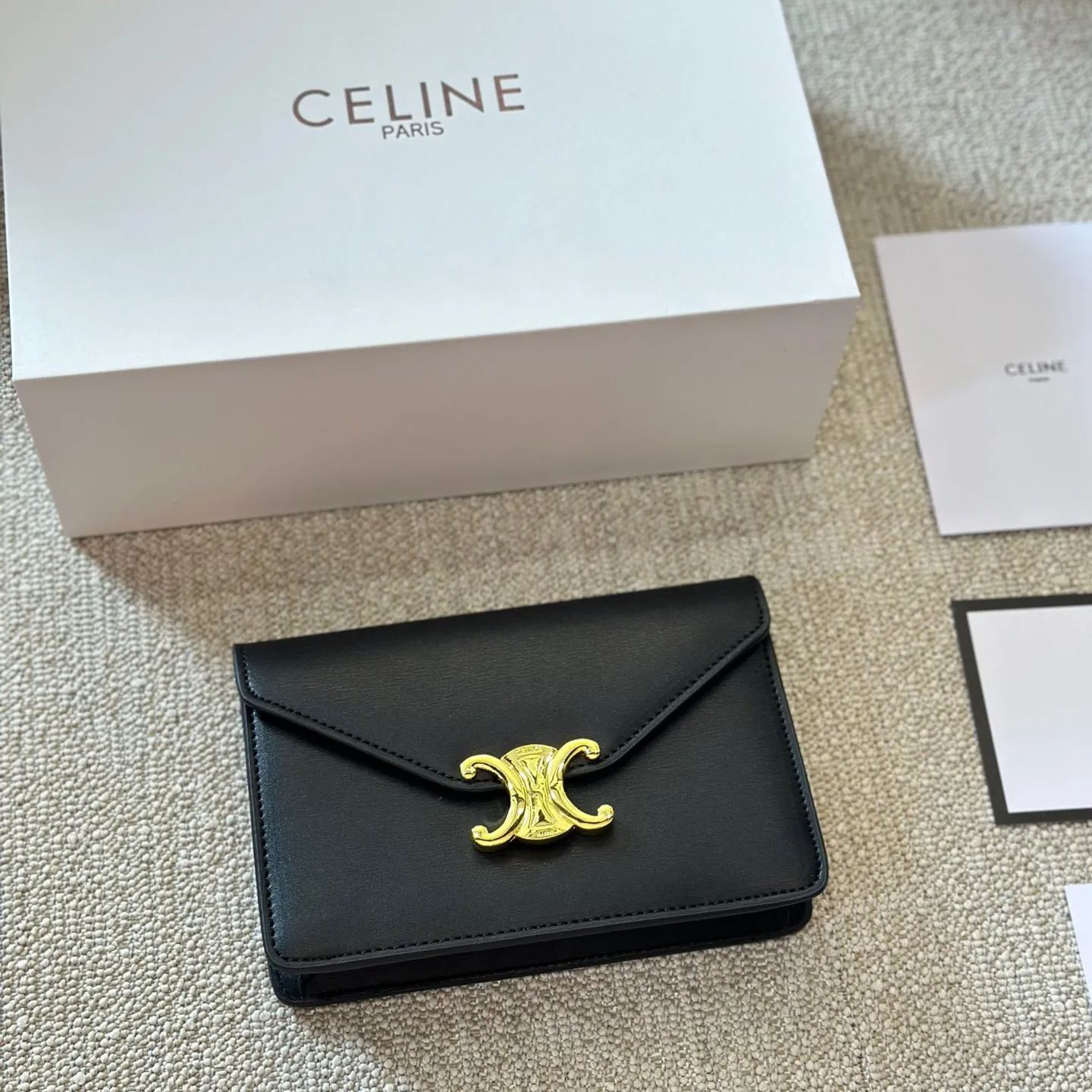 【国内即発】CELINE チェーンウォレット トリオンフカーフスキン