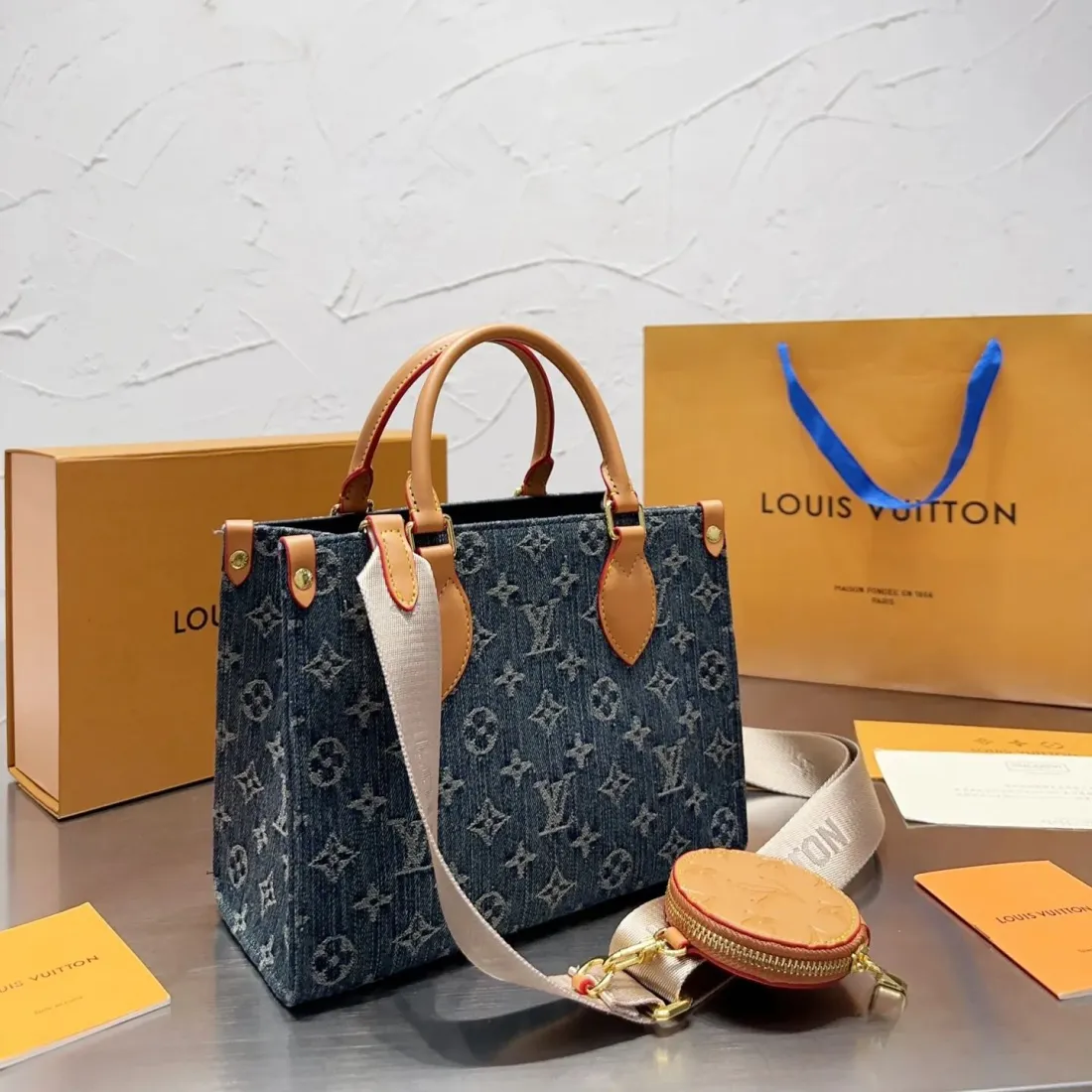 Louis Vuitton【入手困難】デニムブルーのハンドバッグ 非常に買う価値があります