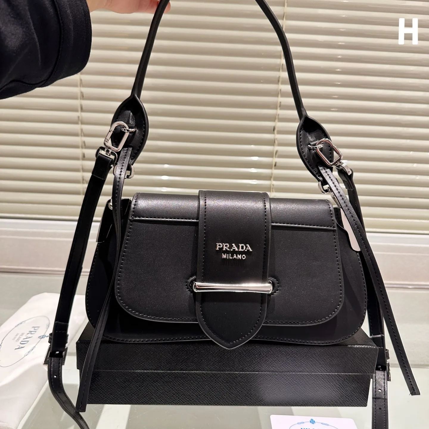 【累積売上総額第１位！】【PRADA】プラダ ショルダーバッグ 1BD168 2AIX F0964 PATTINA パッティーナ サフィアーノ BIANCO+NERO 黒 白 2WAY ハンドバッグ 斜めがけ クロスボディ ギフト プレゼント レザー ロゴ