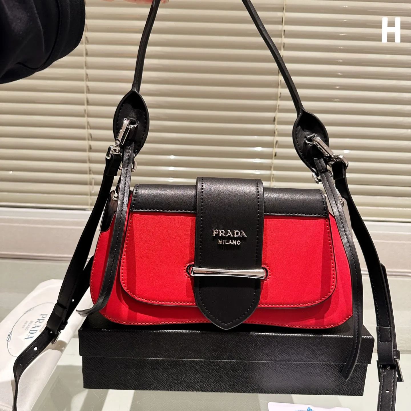 【累積売上総額第１位！】【PRADA】プラダ ショルダーバッグ 1BD168 2AIX F0964 PATTINA パッティーナ サフィアーノ BIANCO+NERO 黒 白 2WAY ハンドバッグ 斜めがけ クロスボディ ギフト プレゼント レザー ロゴ