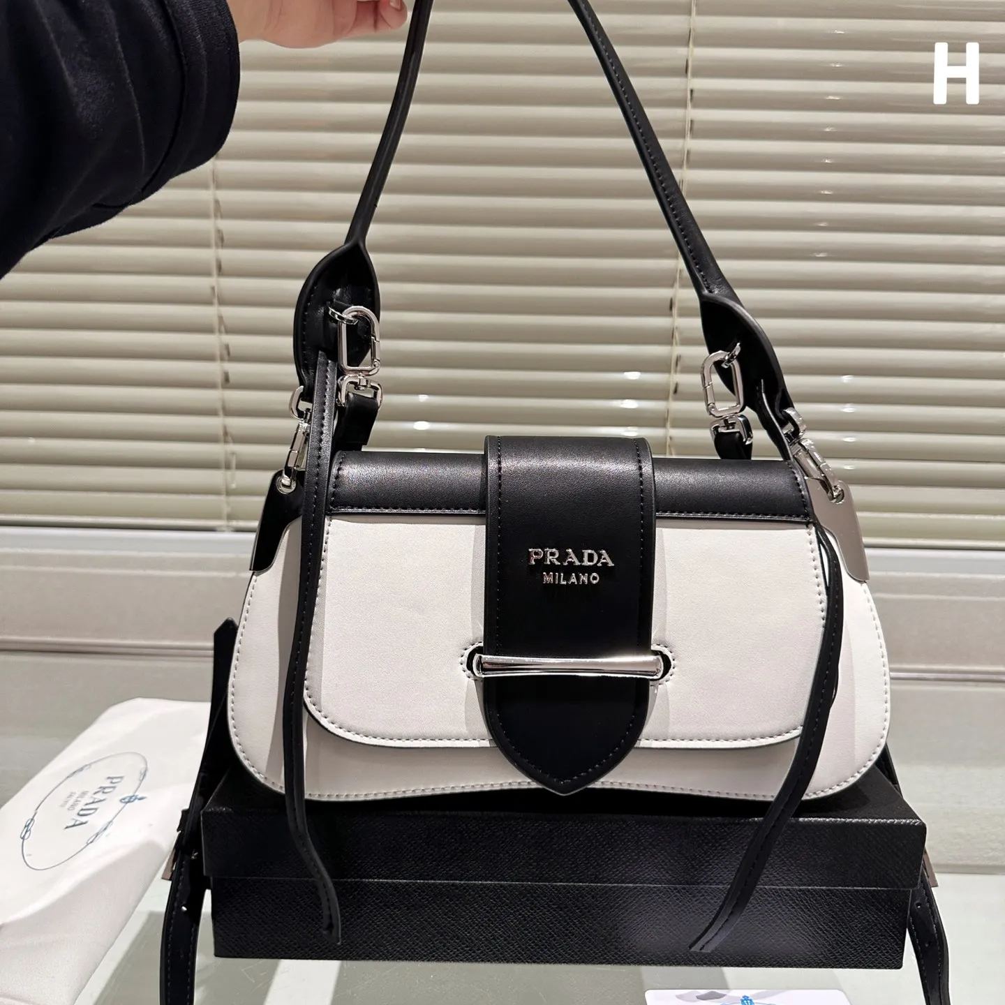 【累積売上総額第１位！】【PRADA】プラダ ショルダーバッグ 1BD168 2AIX F0964 PATTINA パッティーナ サフィアーノ BIANCO+NERO 黒 白 2WAY ハンドバッグ 斜めがけ クロスボディ ギフト プレゼント レザー ロゴ