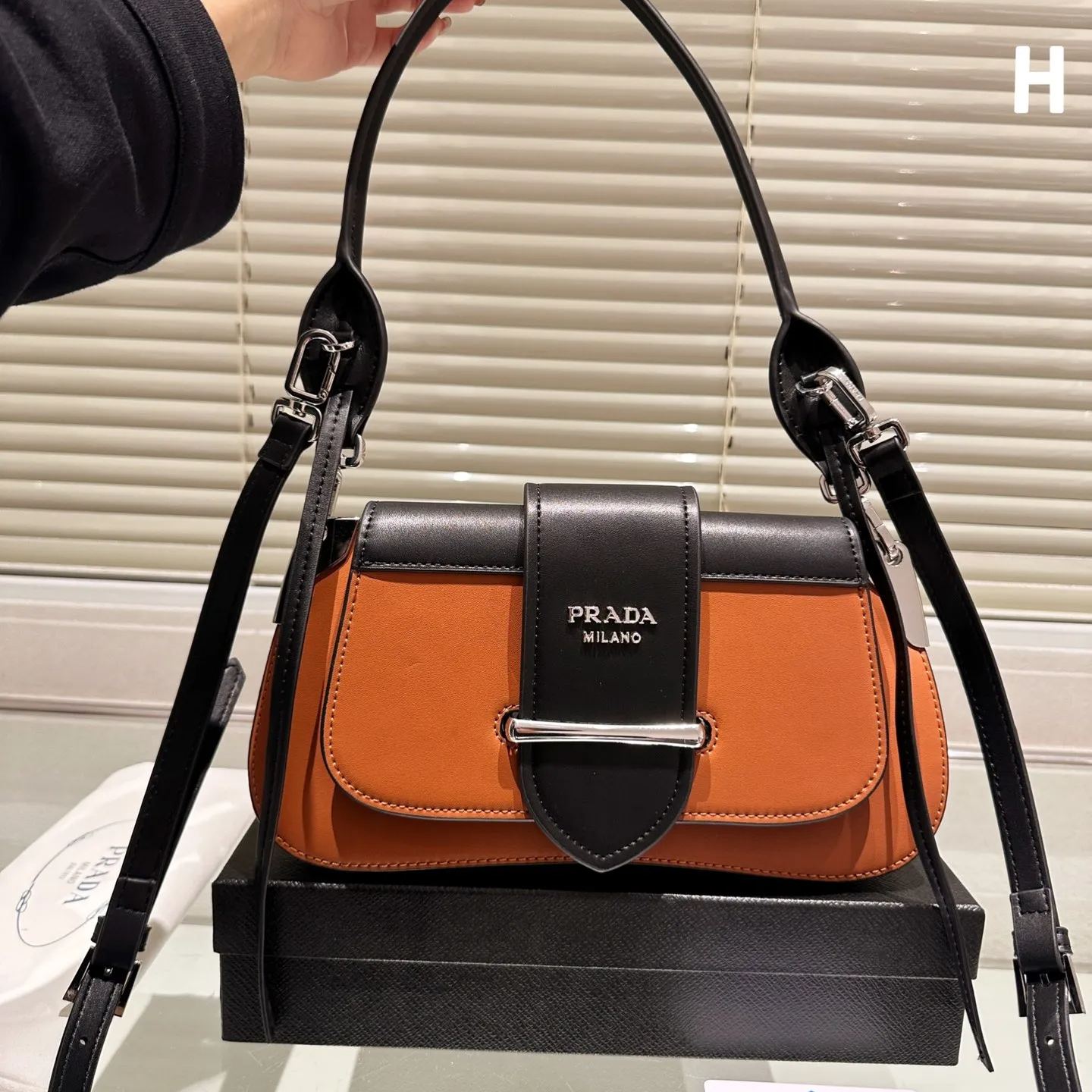 【累積売上総額第１位！】【PRADA】プラダ ショルダーバッグ 1BD168 2AIX F0964 PATTINA パッティーナ サフィアーノ BIANCO+NERO 黒 白 2WAY ハンドバッグ 斜めがけ クロスボディ ギフト プレゼント レザー ロゴ