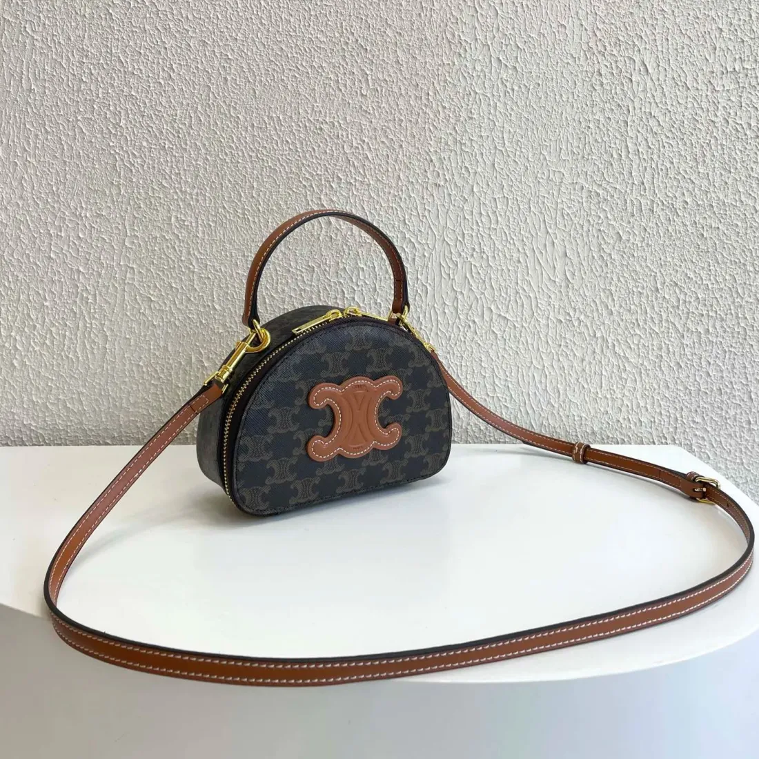 23AW新作セリーヌ ハーフムーンケース バッグ【CELINE】