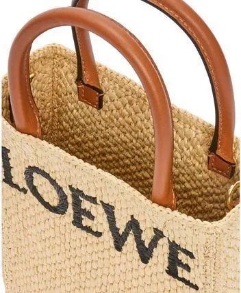 【loewe】すぐ届く☆新作☆loewe☆ラフィアトートバッグ