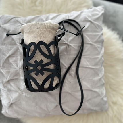 最旬LOEWE アナグラムカットアウト ポケット