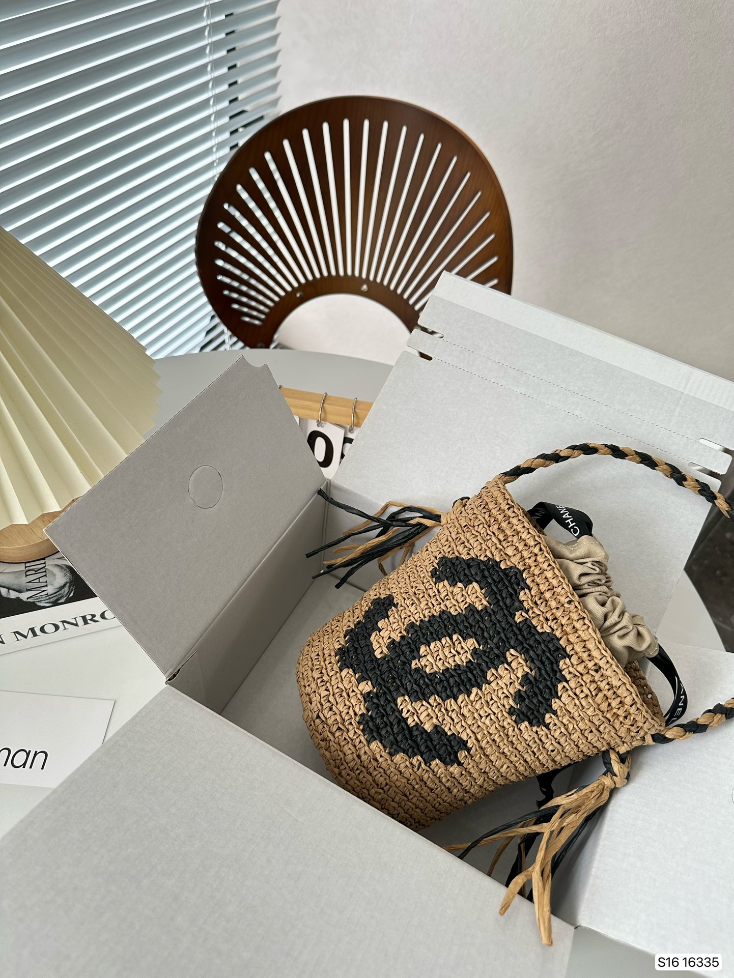 Chanelシャネルがバケツバッグを編む