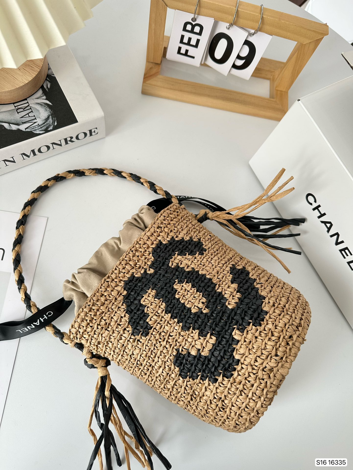 Chanelシャネルがバケツバッグを編む