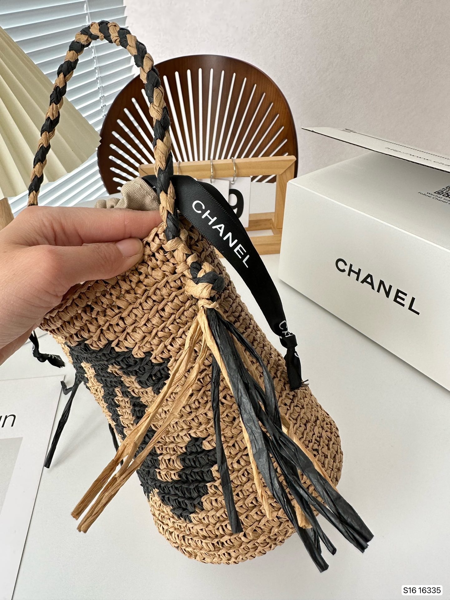 Chanelシャネルがバケツバッグを編む