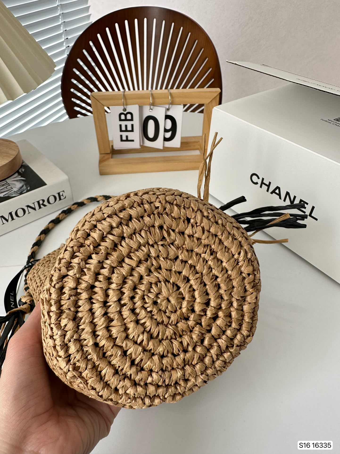 Chanelシャネルがバケツバッグを編む