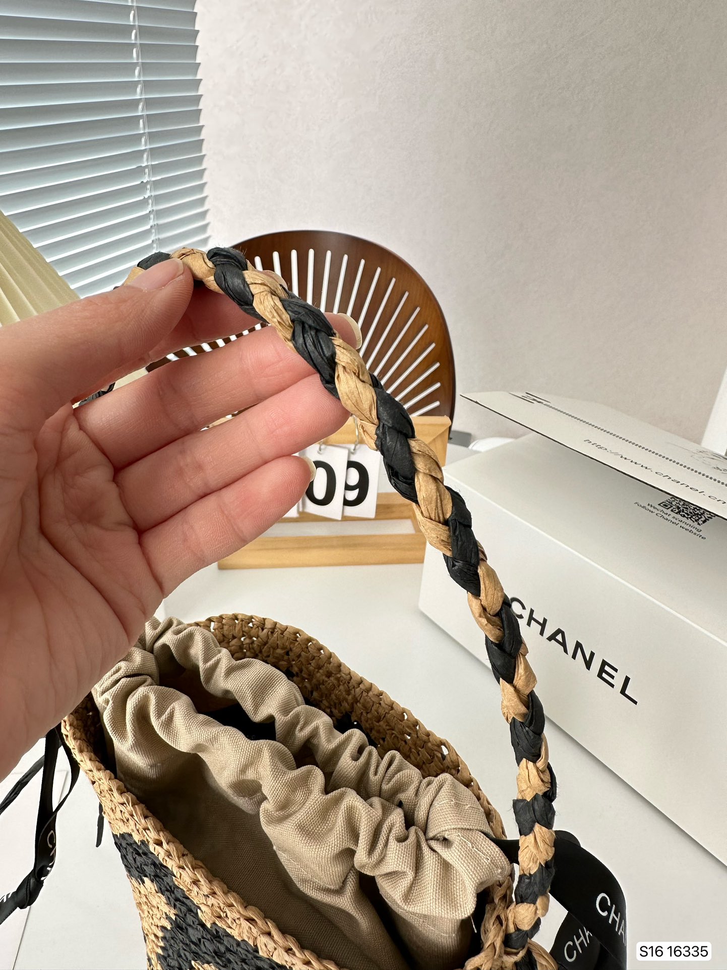 Chanelシャネルがバケツバッグを編む