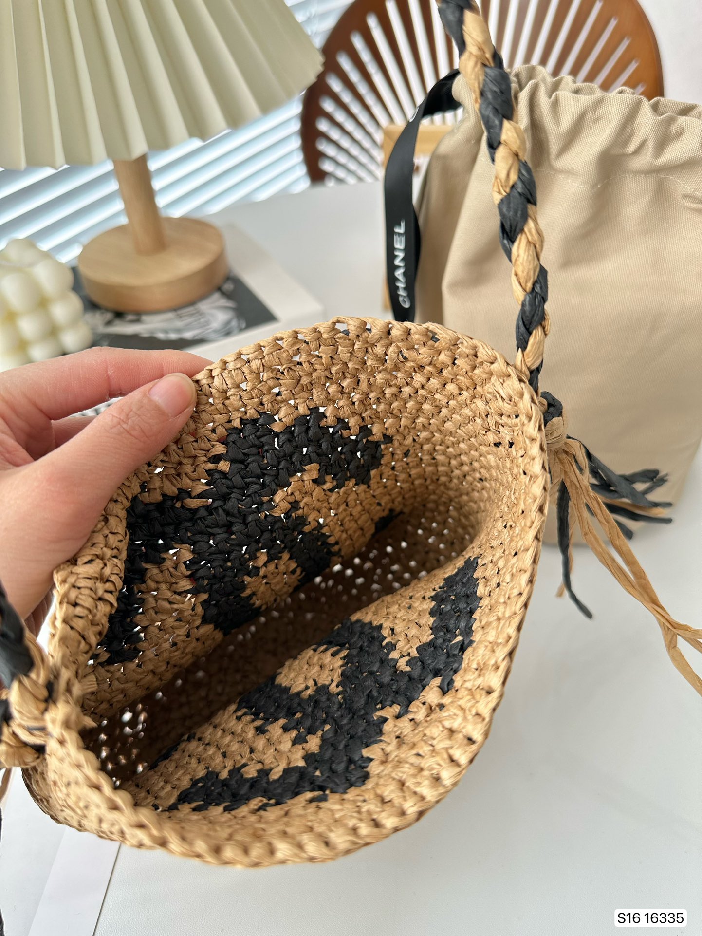 Chanelシャネルがバケツバッグを編む