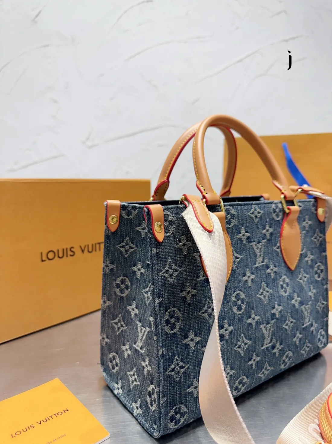 Louis Vuitton【入手困難】デニムブルーのハンドバッグ 非常に買う価値があります