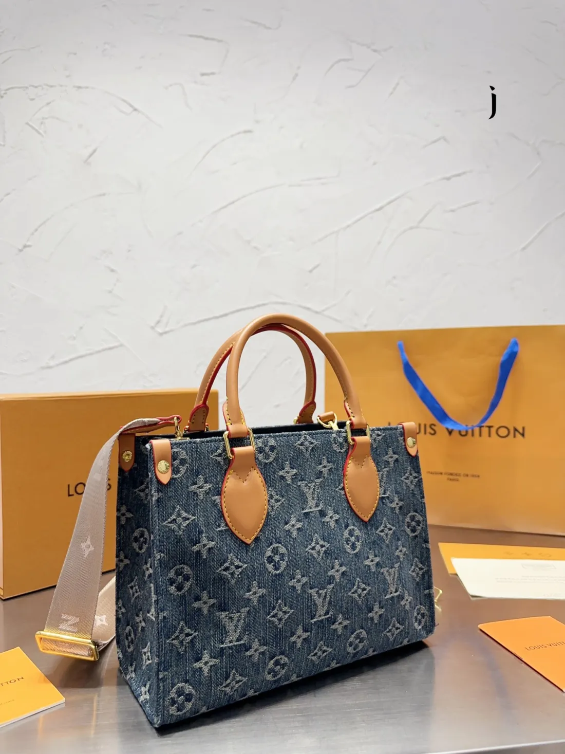 Louis Vuitton【入手困難】デニムブルーのハンドバッグ 非常に買う価値があります