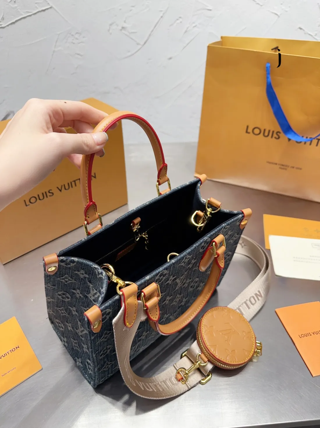 Louis Vuitton【入手困難】デニムブルーのハンドバッグ 非常に買う価値があります