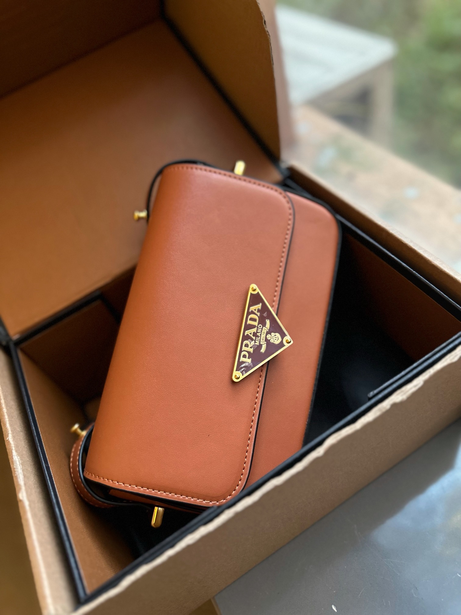 【PRADA】トライアングルロゴ レザーショルダーバッグ 23/24AW