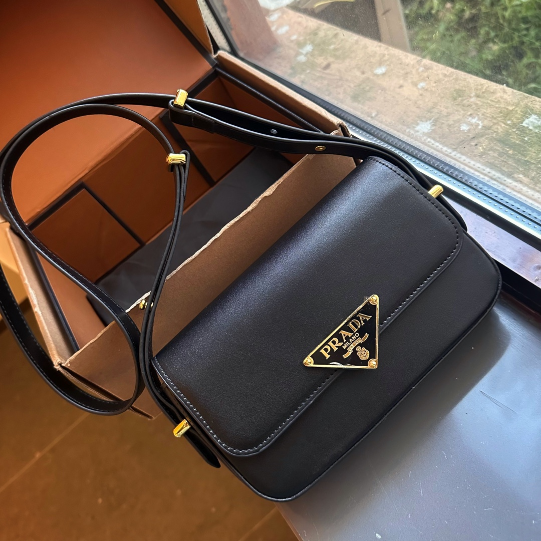 【PRADA】トライアングルロゴ レザーショルダーバッグ 23/24AW