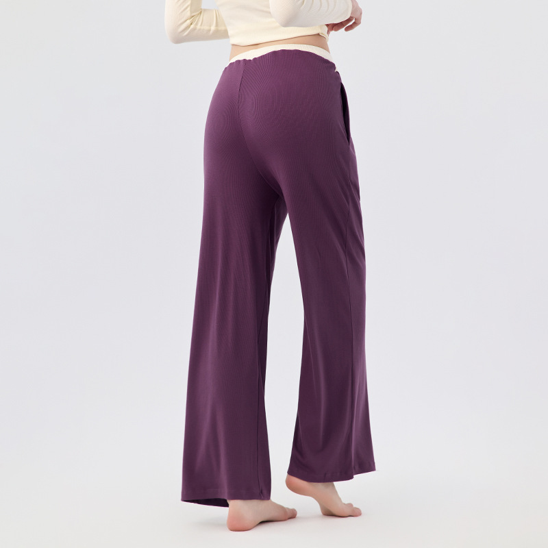 The clouds are loose and cover the hips, And the contrasting color is lazy and wide-leg pants