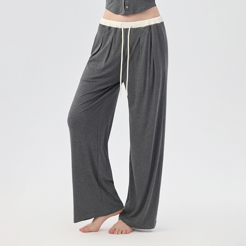 The clouds are loose and cover the hips, And the contrasting color is lazy and wide-leg pants