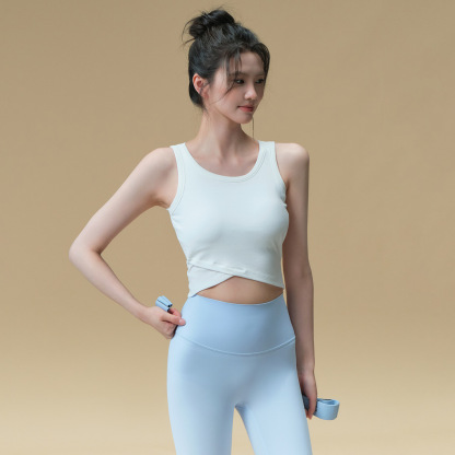 Wear a running Pilates training fitness top outside