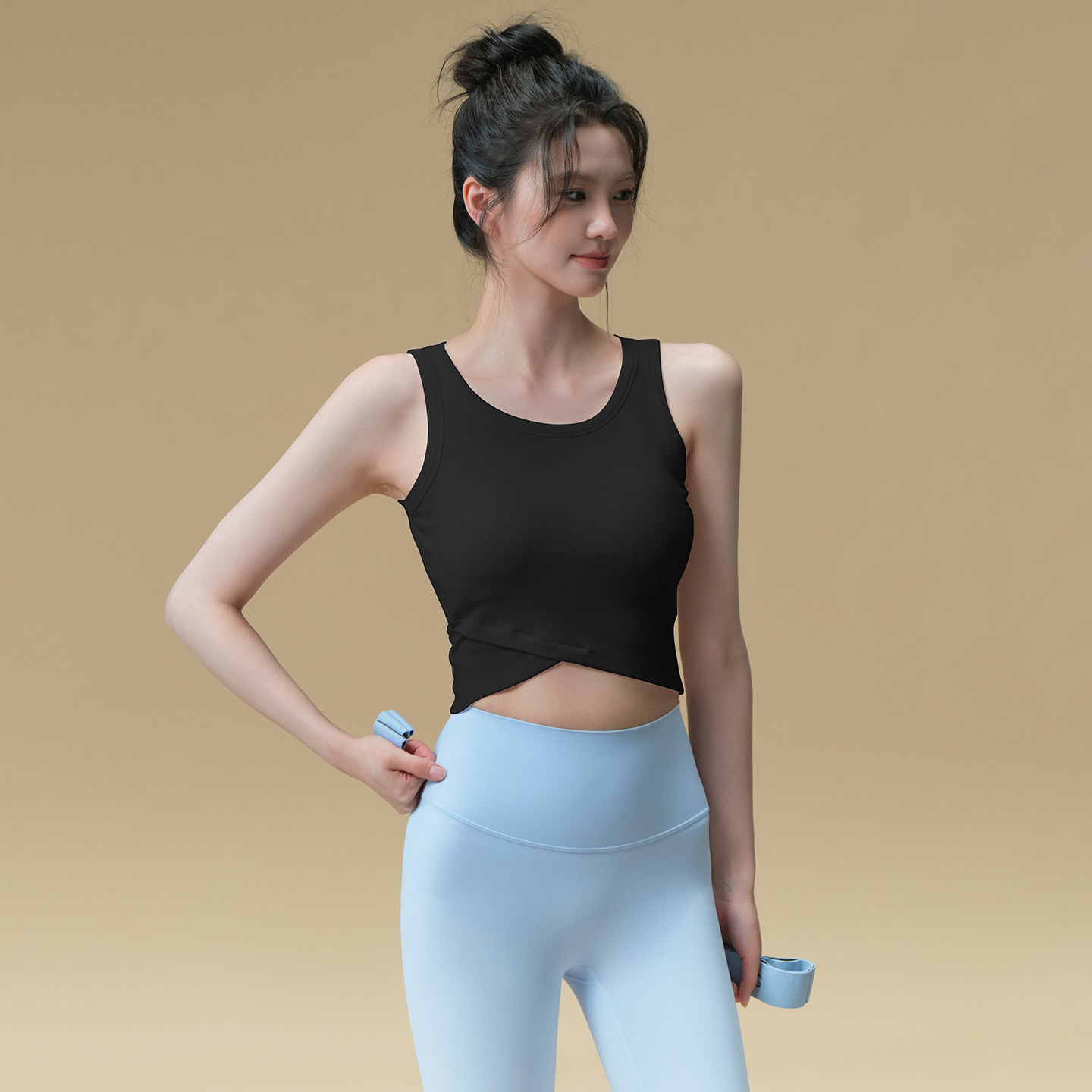Wear a running Pilates training fitness top outside