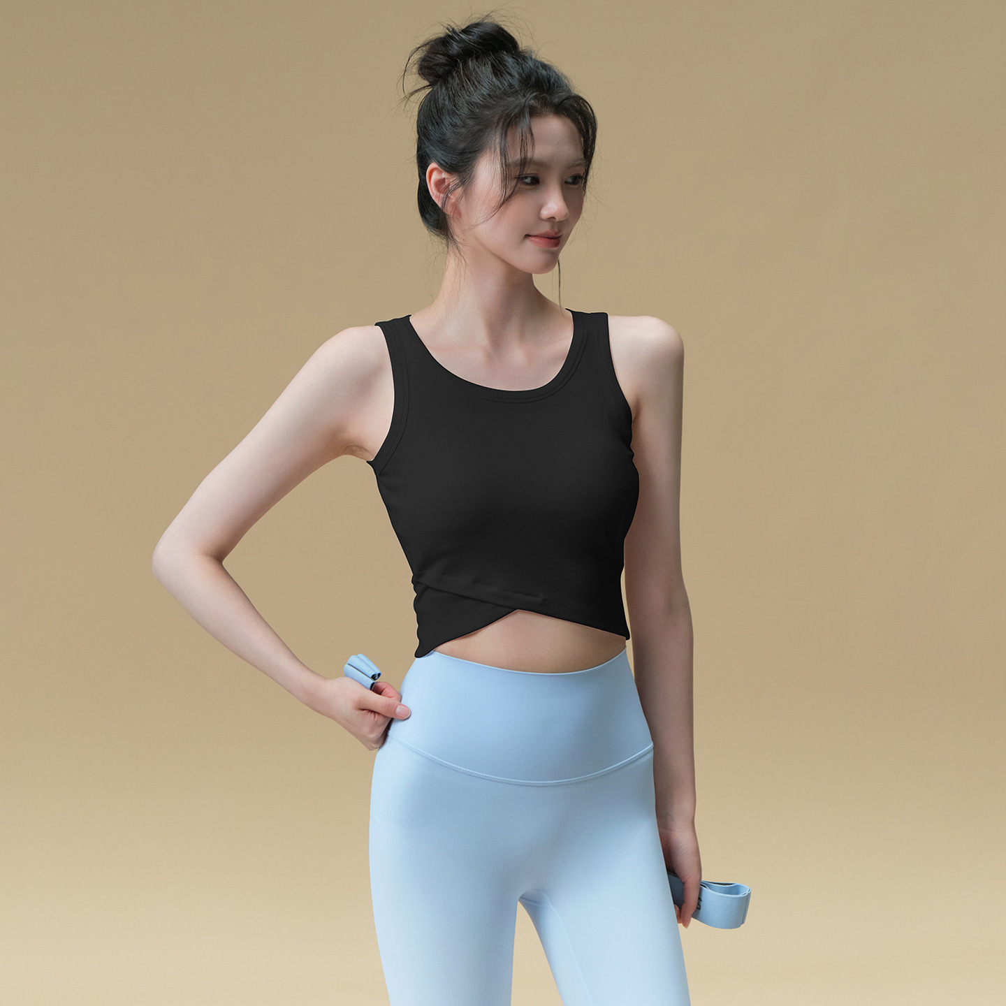Wear a running Pilates training fitness top outside