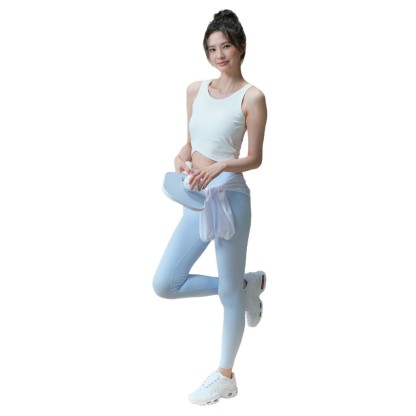 Wear a running Pilates training fitness top outside