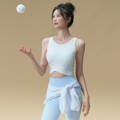 Wear a running Pilates training fitness top outside