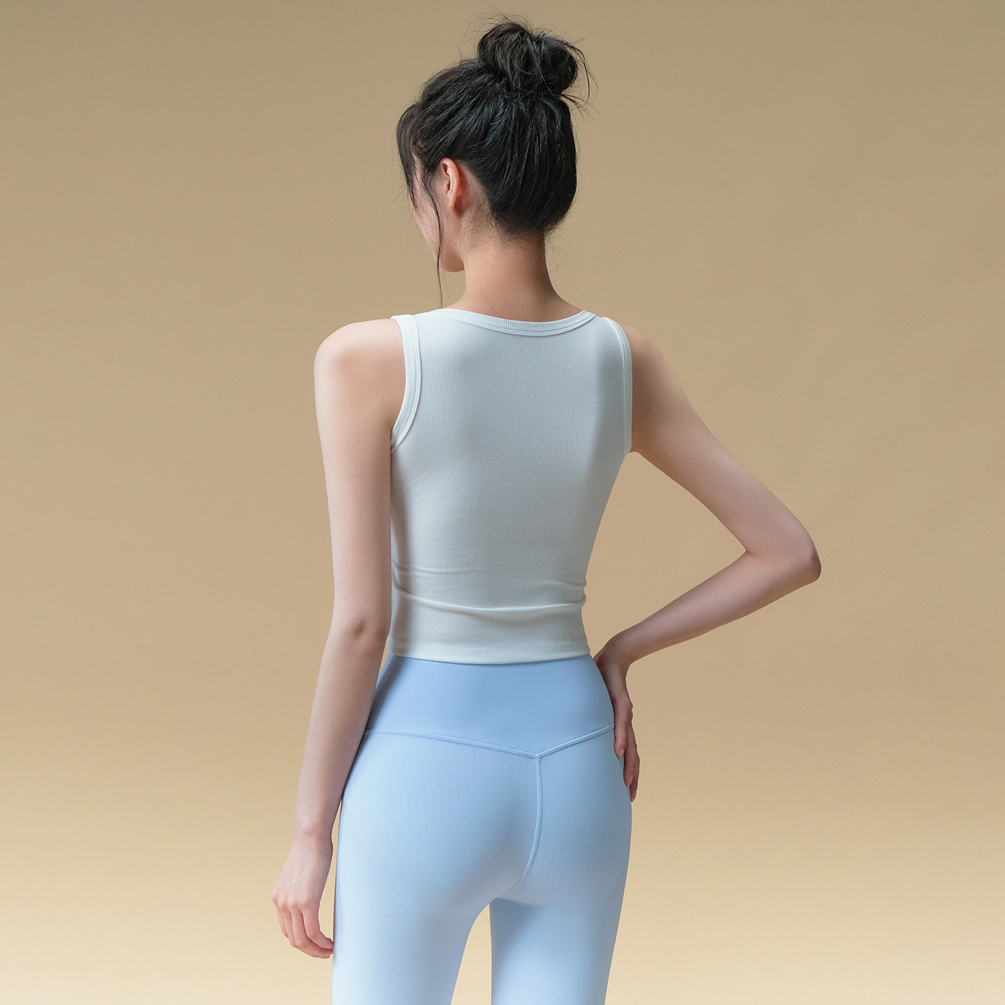 Wear a running Pilates training fitness top outside