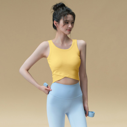 Wear a running Pilates training fitness top outside