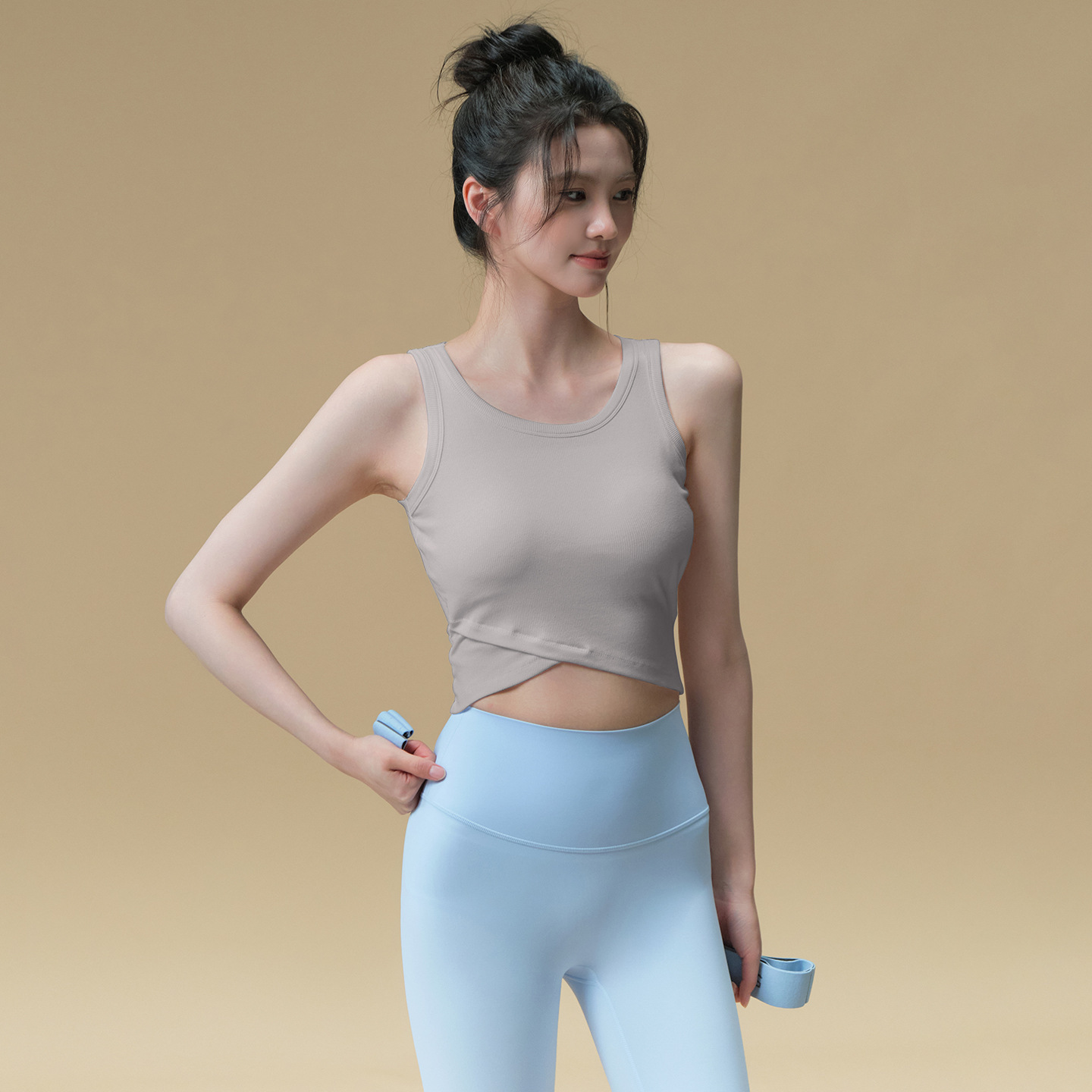 Wear a running Pilates training fitness top outside