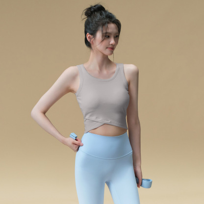 Wear a running Pilates training fitness top outside