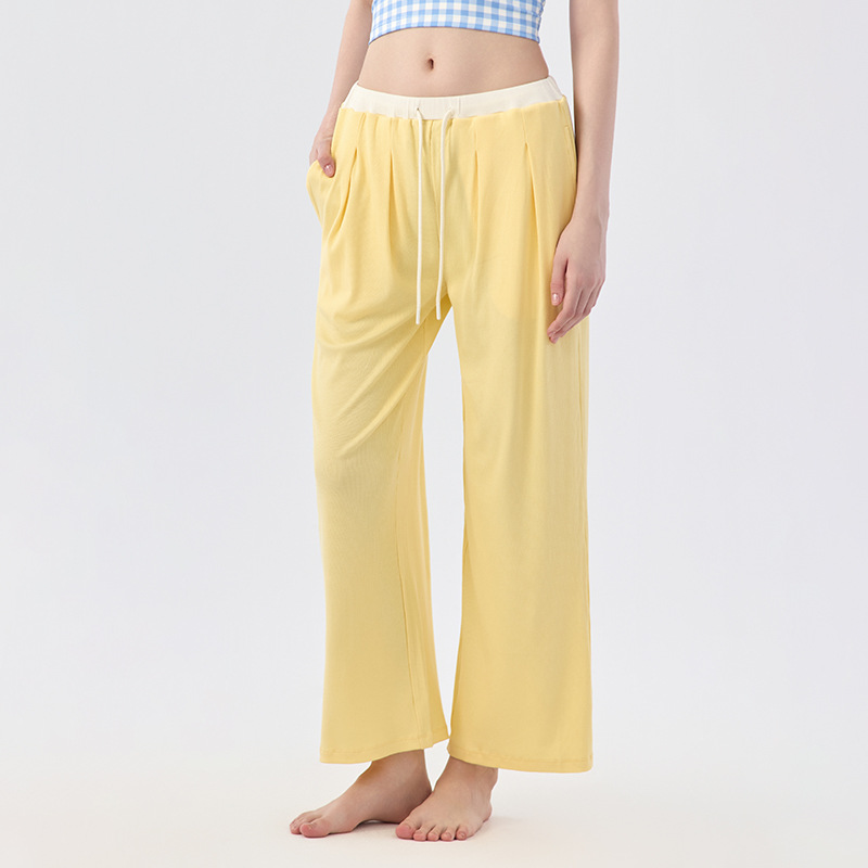 The clouds are loose and cover the hips, And the contrasting color is lazy and wide-leg pants