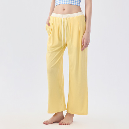 The clouds are loose and cover the hips, And the contrasting color is lazy and wide-leg pants
