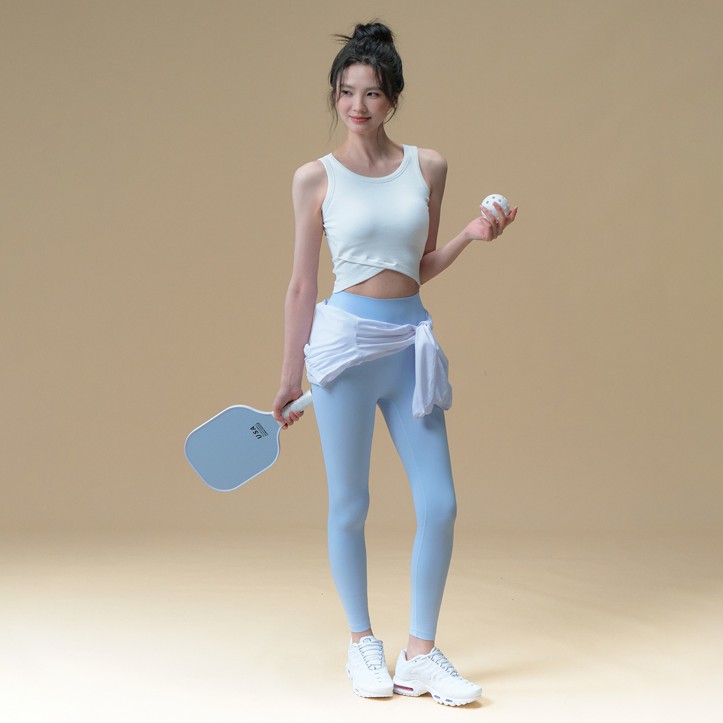 Wear a running Pilates training fitness top outside