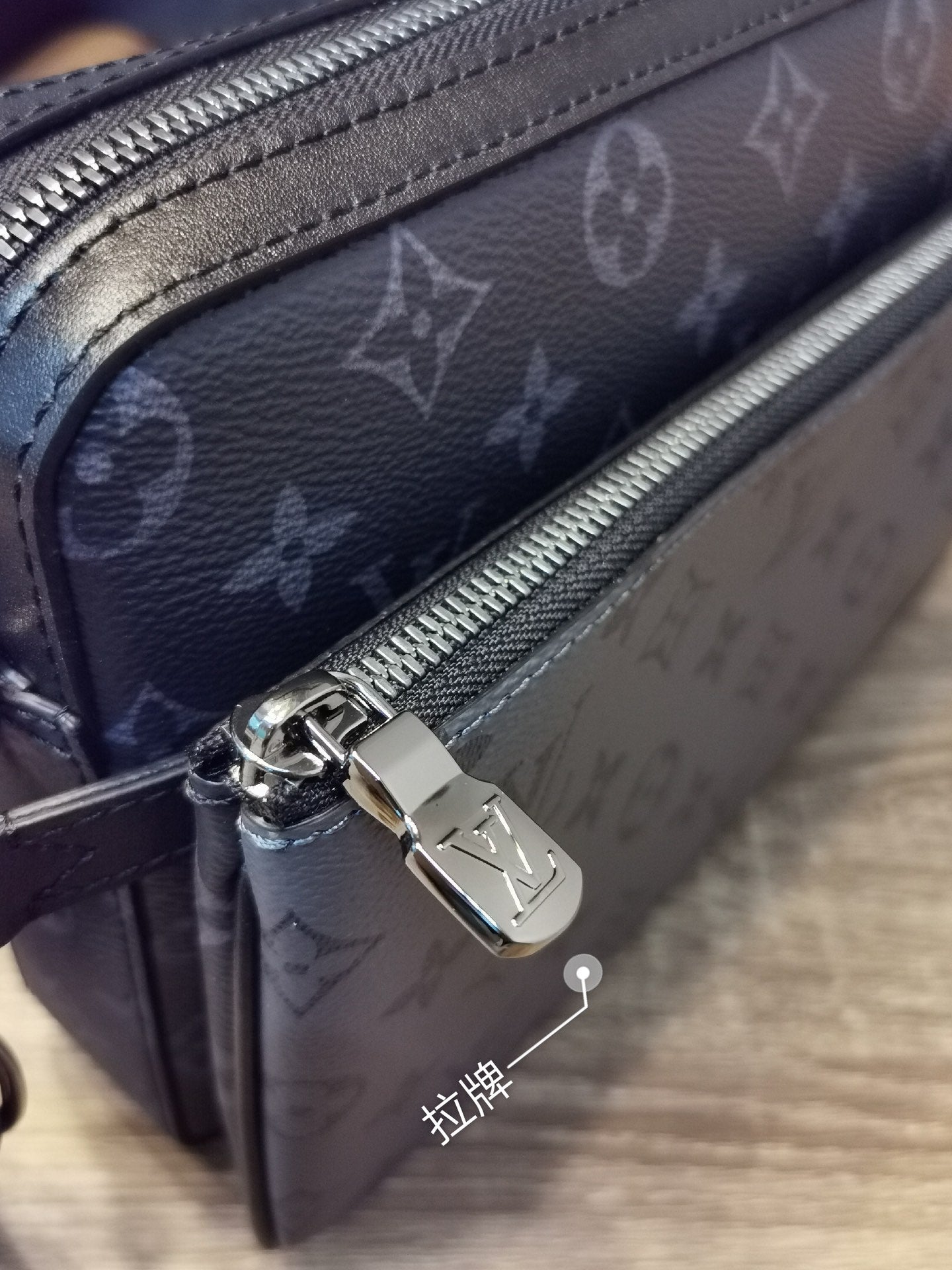 【LOUIS VUITTON】 番号：M69443 サイズ: 25-4-18cm
