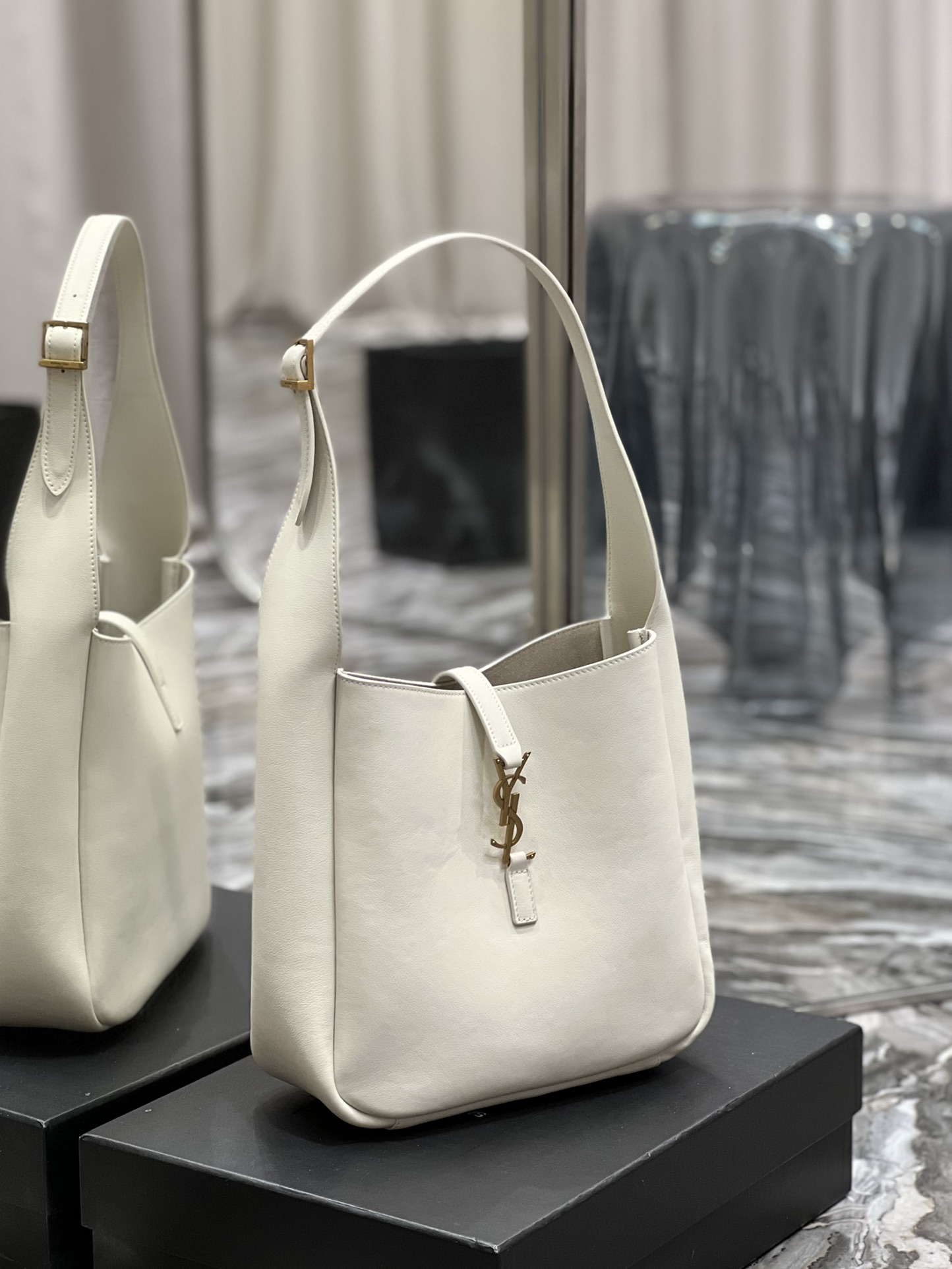 【SAINT LAURENT】  ICARE サイズ: 24×24×10cm