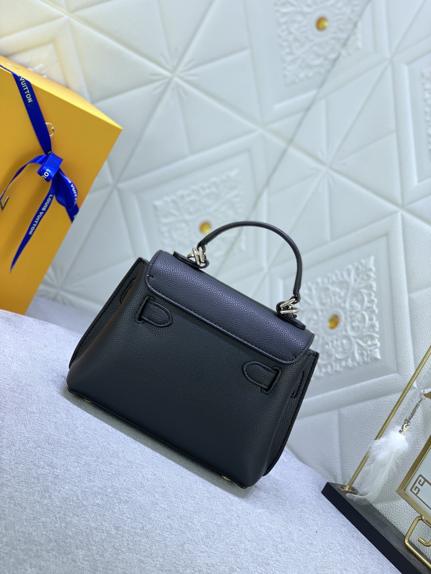 【LOUIS VUITTON】 Lockme Ever   23 x 17 x 10 cm   -3色