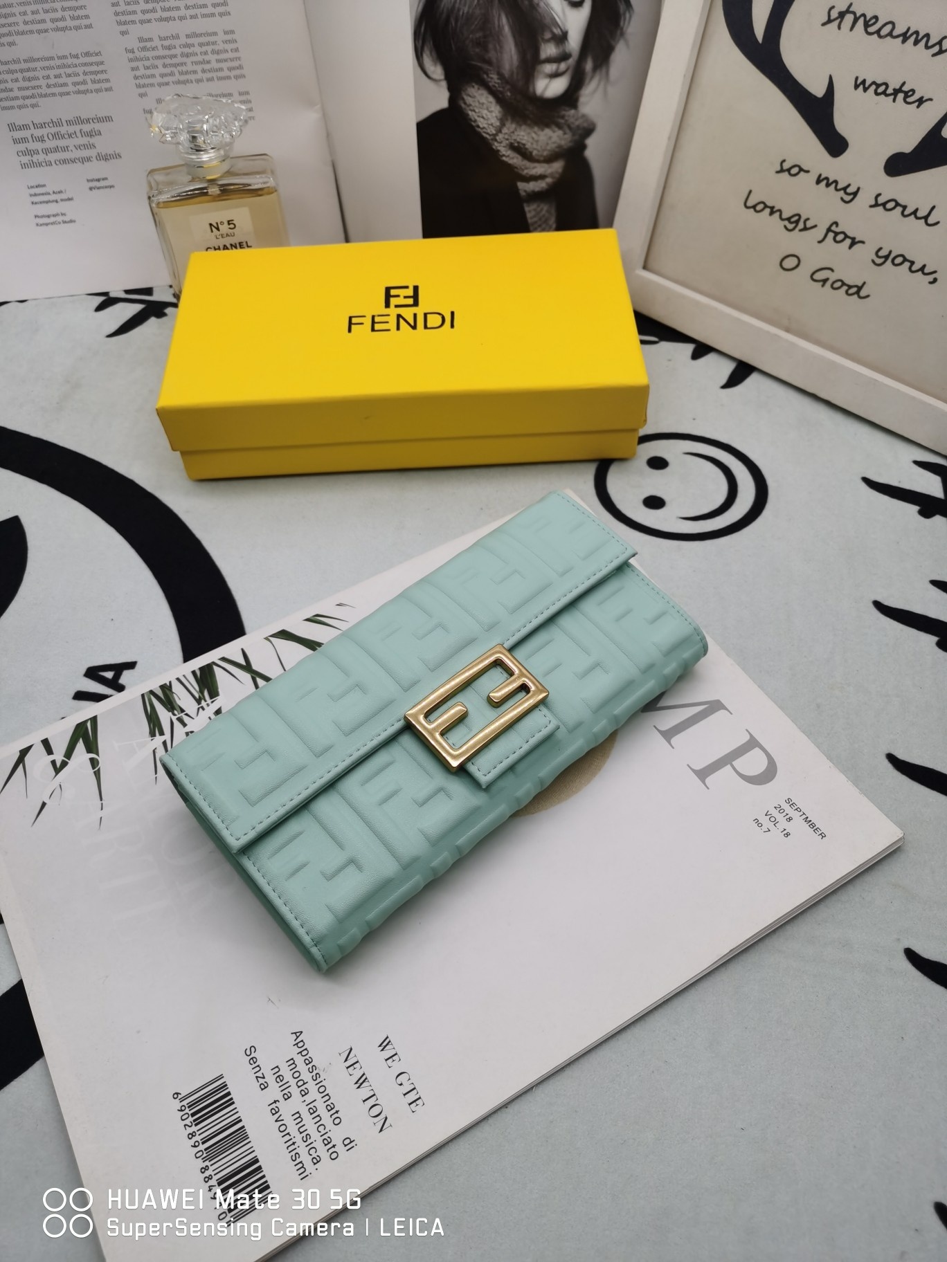 【FENDI】二つ折り財布  19*10*2.5CM -4色