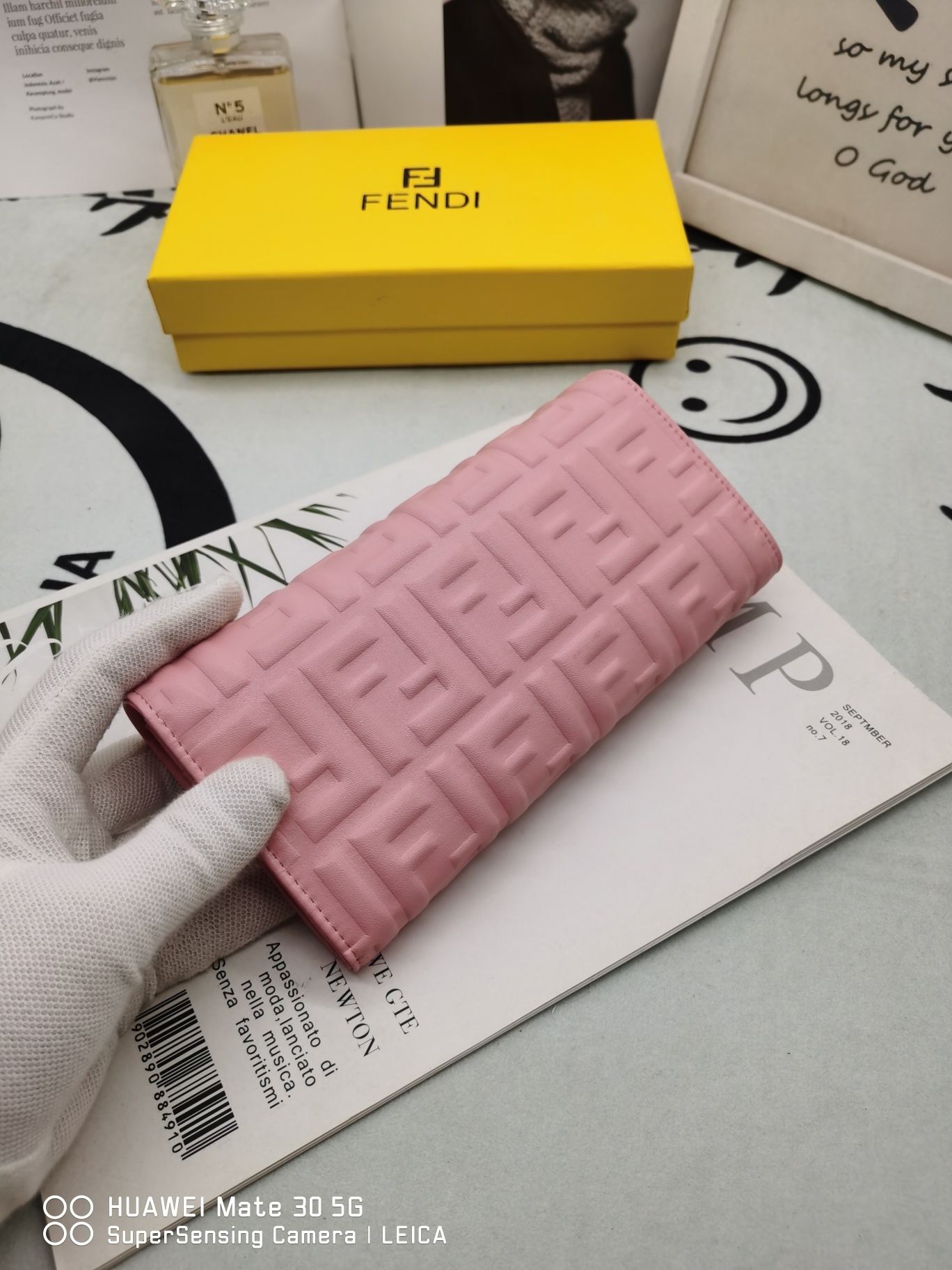 【FENDI】二つ折り財布  19*10*2.5CM -4色