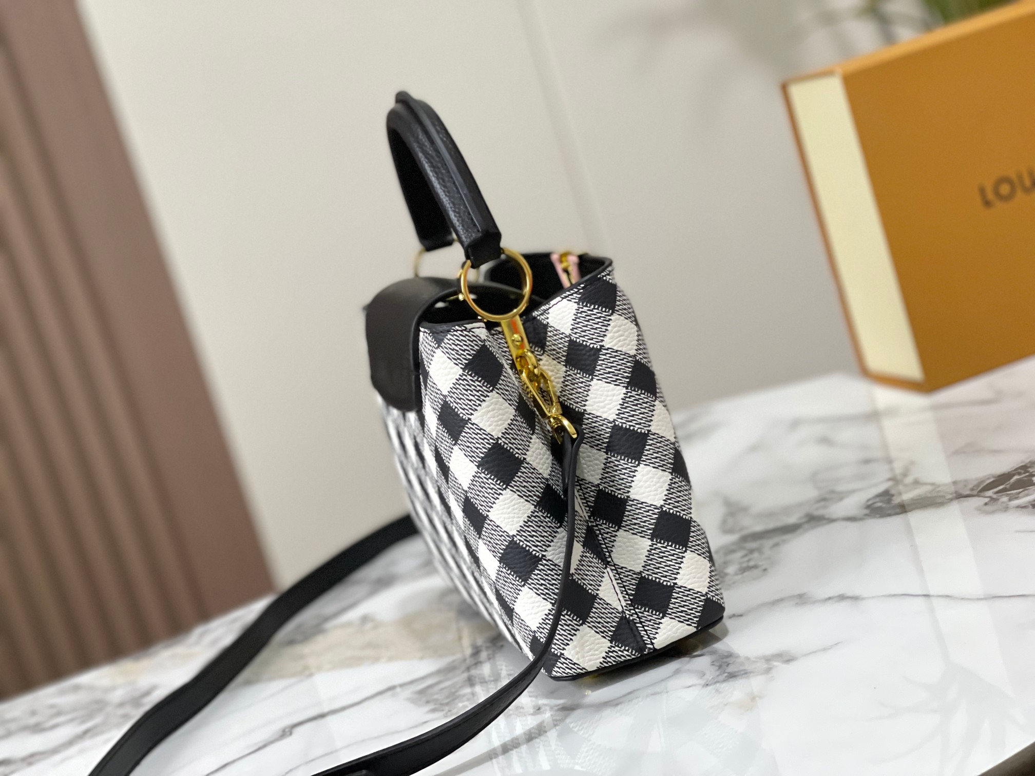 【LOUIS VUITTON】 Capucines -27 x 18x 9CM -2色