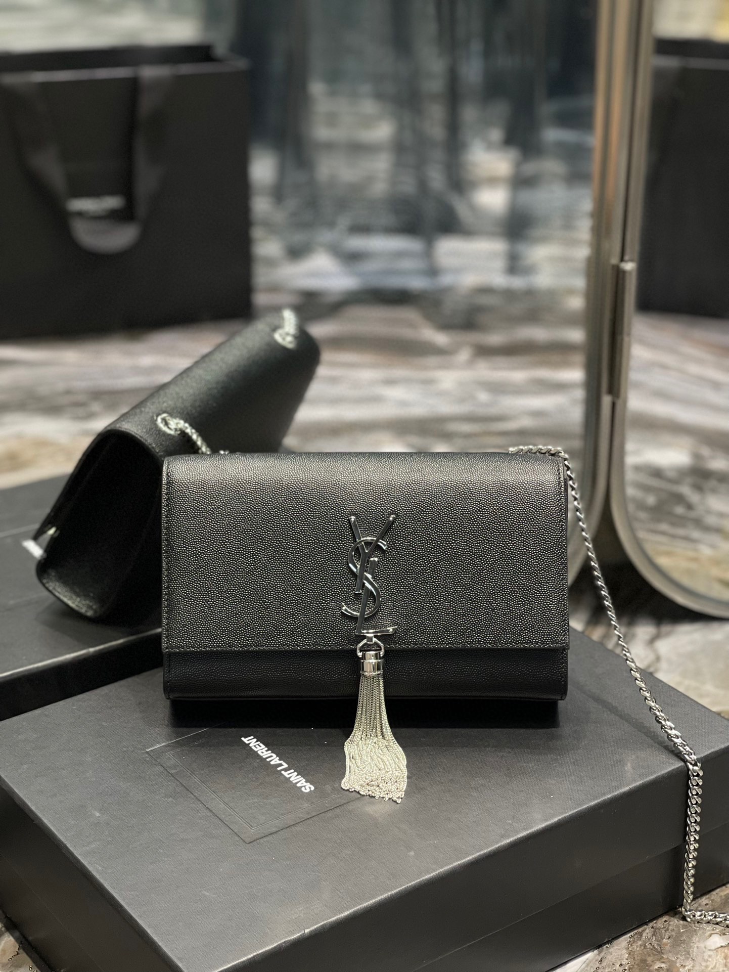 【SAINT LAURENT】  サイズ: 24x14.5x5cm -3色