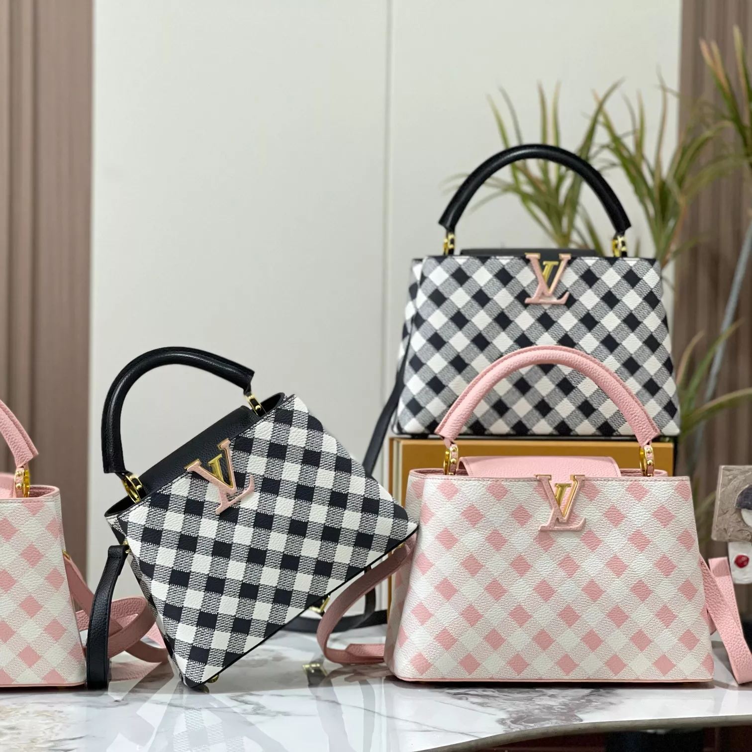 【LOUIS VUITTON】 Capucines -27 x 18x 9CM -2色