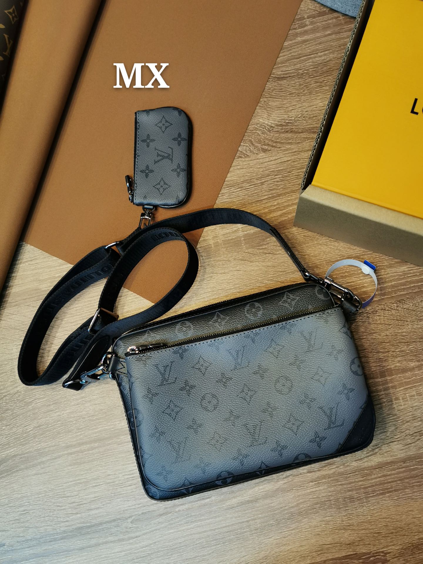 【LOUIS VUITTON】 番号：M69443 サイズ: 25-4-18cm