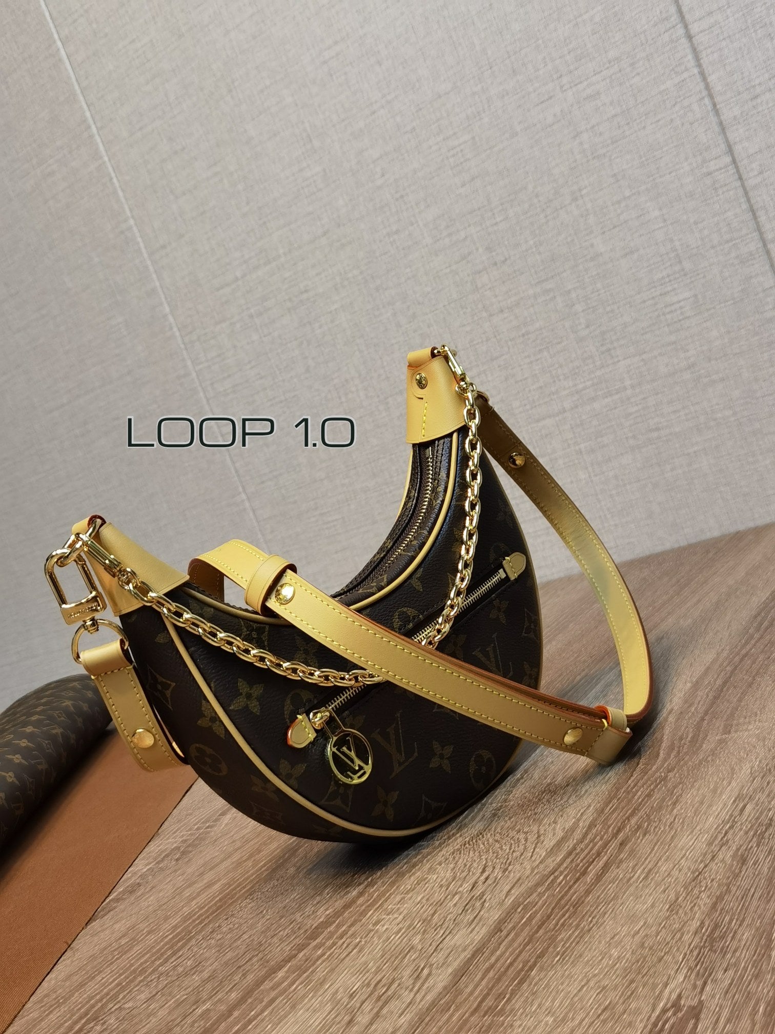 【LOUIS VUITTON】 番号：M81098 サイズ: 24.0 x 22.0 x 6.0 CM