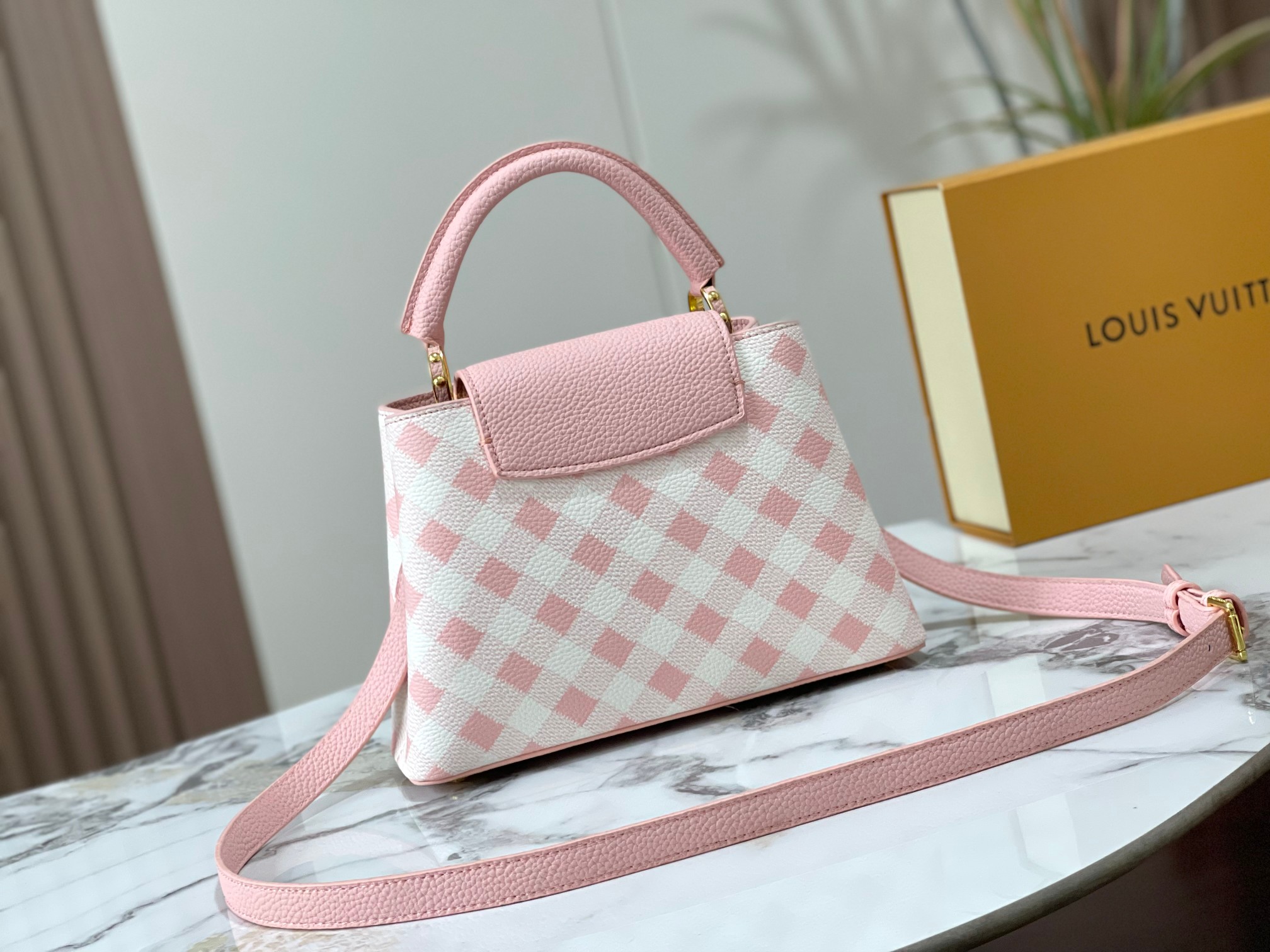 【LOUIS VUITTON】 Capucines -27 x 18x 9CM -2色